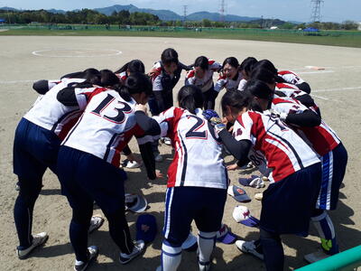 試合前に円陣を組んで気合いを入れる選手 試合前に円陣を組んで気合いを入れる選手